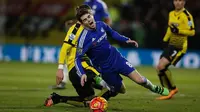 Gelandang Chelsea, Oscar, dijegal pemain belakang Watford, Sebastian Prodl, pada laga Premier League di Vicarage Road, Watford, Kamis (4/2/2016) dini hari WIB. (AFP/Adrian Dennis)
