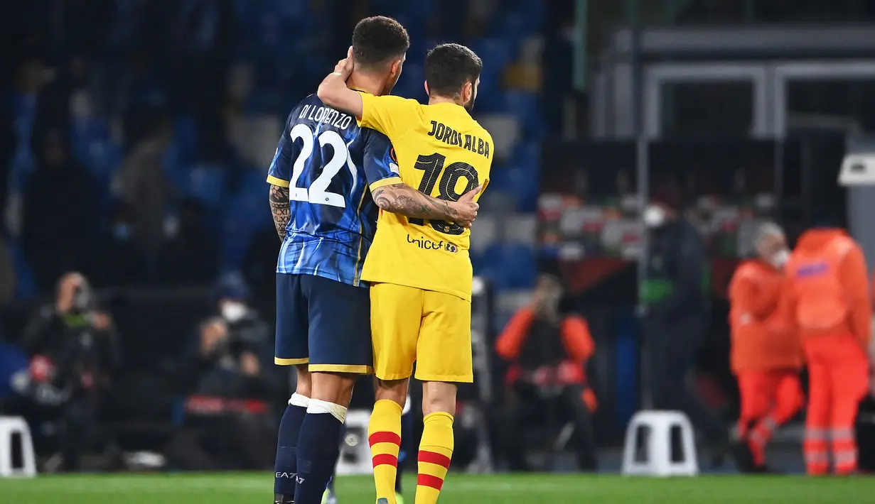 Bek Napoli, Giovanni Di Lorenzo (kiri) dihibur lawannya, bek Barcelona Jordi Alba usai berakhirnya laga leg kedua play-off Liga Europa 2021/2022 yang berakhir 4-2 untuk kemenangan Barcelona. Total, Barcelona unggul 5-3 setelah di leg pertama bermain imbang 1-1. (AFP/Andreas Solaro)