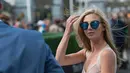 Seorang wanita cantik menghadiri pembukaan pacuan kuda Aintree di Liverpool, Inggris, Kamis (7/4/2016). Acara yang digelar setiap tahun ini dihadiri para bangsawan dan kaum menengah. (Oli SCARFF/AFP)