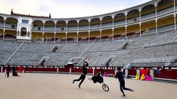 Tapi banyak juga masyarakat yang menganggap bahwa matador merupakan budaya yang harus dijaga keseimbangannya. Maka dari itu sekolah ini masih terus melahirkan petarung-petarung junior yang nantinya akan menjadi seorang Torero. (Foto: AFP/Gabriel Bouys)