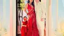 Priyanka Chopra tampil dengan saree merah, terdiri dari atasan sleeveless dipadukan selendang transparan dan rok yang dihiasi payetan. [@priyankachopra]