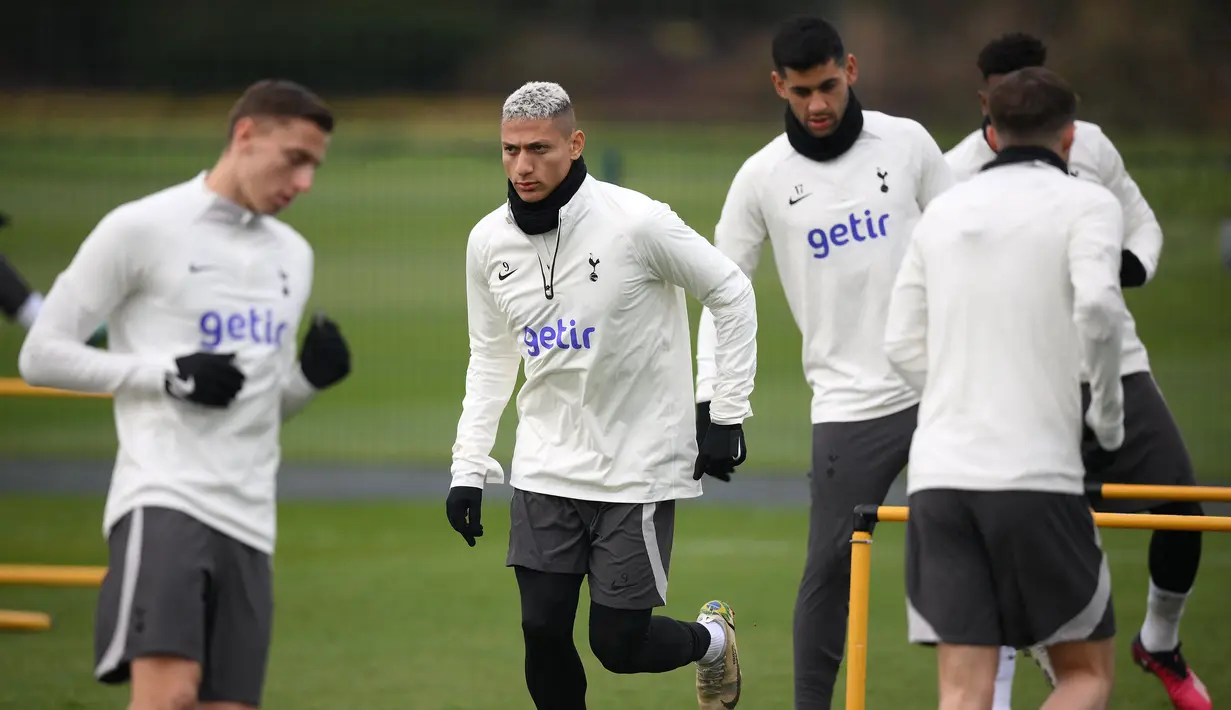 Penyerang Tottenham Hotspur, Richarlison melakukan pemanasan selama sesi latihan tim di Tottenham Hotspur Football Club Training Ground, di Enfield, utara London pada 7 Maret 2023. Sama seperti leg pertama, Tottenham masih takkan diperkuat sang kiper utama Hugo Lloris yang cedera. Sementara itu, gawang Milan sudah kembali dikawal Mike Maignan. (AFP/Daniel Leal)