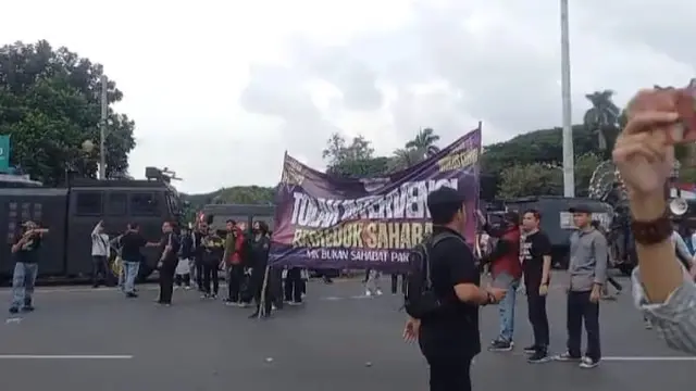 Dua kelompok massa di kawasan patung kuda, Jakarta Pusat, sempat ricuh pada Jumat (19/4). Massa yang identik dengan pendukung 01 dan pendukung 02 saling ribut. (Merdeka.com/Muhammad Genantan Saputra)