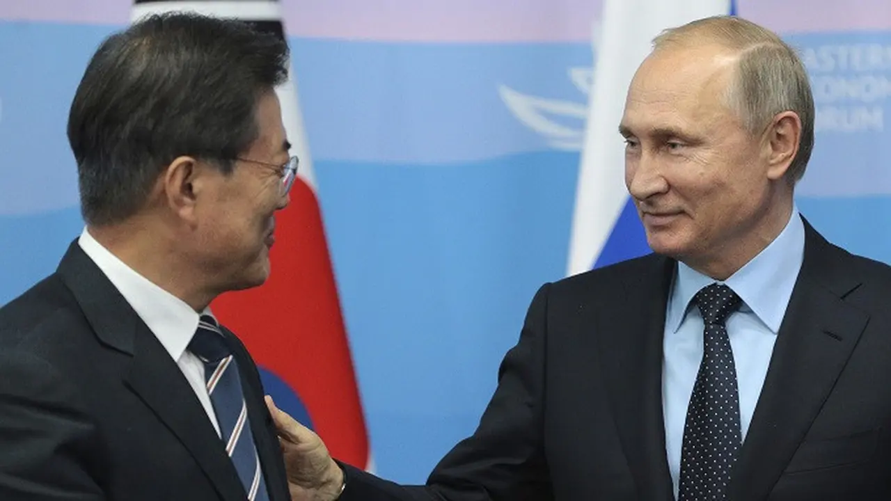 Presiden Korsel Moon Jae-in dan Presiden Rusia Vladimir Putin ketika bertemu di Vladivostok