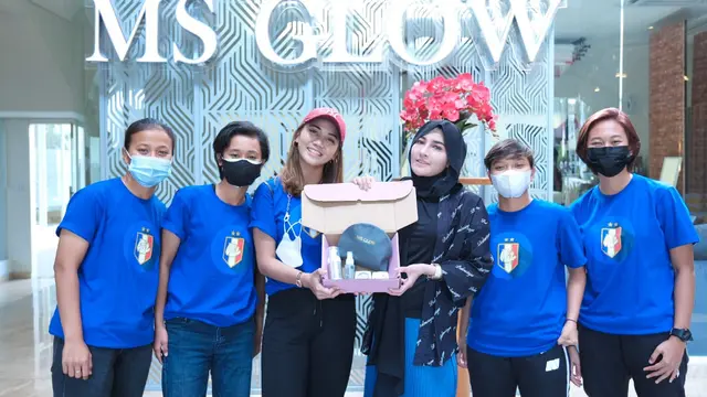 Shandy Purnamasari memberikan hadiah kepada tim Arema FC Putri.