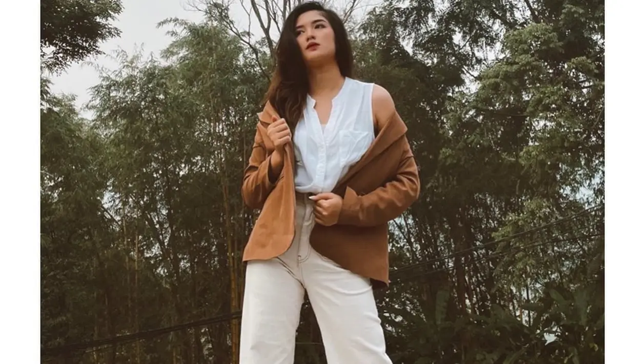 Gaya kasual OChi satu ini juga bisa dijadikan sebagai inspirasi. Agar pernampilan tidak terlihat terlalu polos, memakai jaket atau blazer berwarna cokelat seperti ini juga terlihat manis. (Liputan6.com/IG/@ochi24)