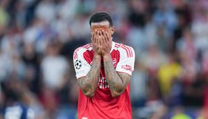 Pemain Arsenal, Gabriel Magalhaes, tak mampu menutupi kekecewaan setelah gagal mengeksekusi penalti dalam adu tos-tosan yang berujung pada kekalahan The Gunners dari PSG pada final Liga Champions 2025/2026 di Stadion Puskas Arena, Sabtu (30/5/2026). (AP Photo/Andreea Alexandru)