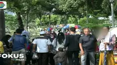 Banyaknya peziarah yang datang ke TPU Karet Bivak membawa berkah tersendiri bagi pembersih makam musiman.