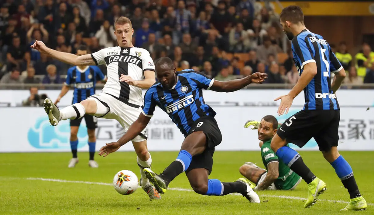 Striker Inter Milan, Romelu Lukaku, mencetak gol ke gawang Parma, pada laga Serie A di Stadion Giuseppe Meazza, Sabtu (26/10). Kedua tim bermain imbang 2-2. (AP/Antonio Calanni)