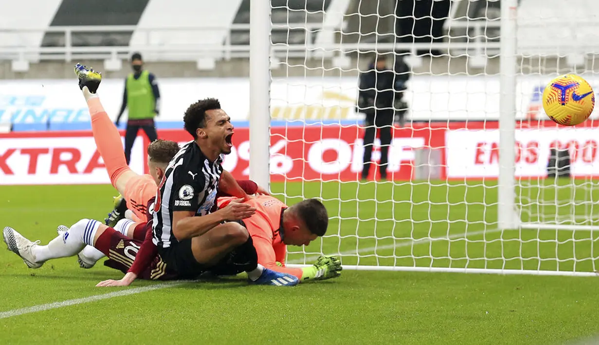 Pemain Newcastle United Jacob Murphy bertabrakan dengan penjaga gawang Leeds United Illan Meslier pada pertandingan Liga Inggris di St. James Park, Newcastle, Inggris, Selasa (26/1/2021). Newcastle United menang 2-1 atas Leeds United. (Lyndsey Parnaby/Pool via AP)