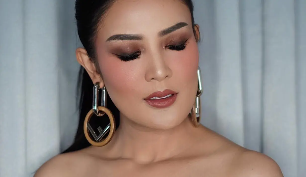 Anting-anting yang senada bajunya yaitu logo monogram Fendi dengan huruf F (Foto: Instagram @nindyayunda)