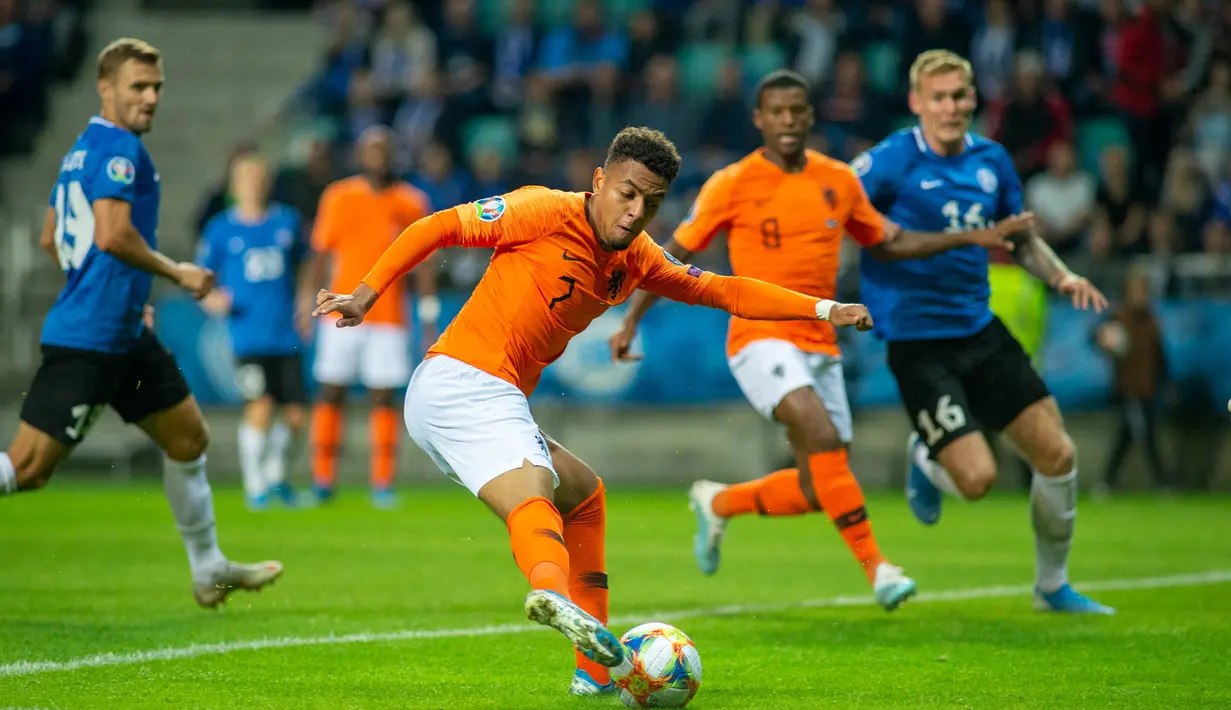 Striker Belanda, Donyell Malen, berusaha melepaskan tendangan saat melawan Estonia pada laga Kualifikasi Piala Eropa 2020 di Talinn, Estonia, Senin (9/9). Estonia kalah 0-4 dari Belanda. (AFP/Raigo Pajula)