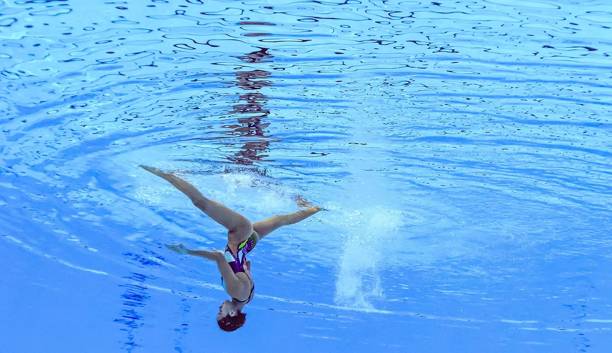 Perenang artistik Indonesia, Hilda Tri Julyandra berkompetisi di babak penyisihan nomor renang artistik bebas tunggal putri Kejuaraan Akuatik Dunia 2024 di Aspire Dome, Doha, Qatar pada 4 Februari 2024. (AFP/Manan Vatsyayana)