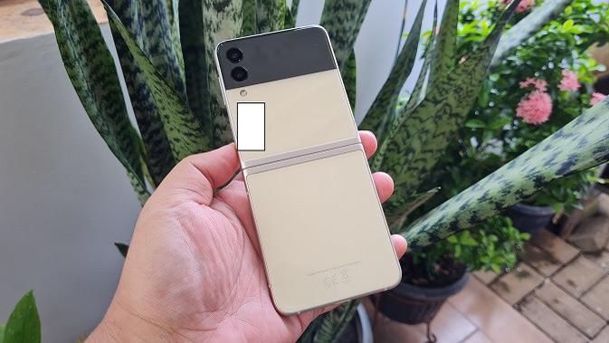 Penampakan Samsung Galaxy Z Flip3 (Liputan6.com/Agustinus M. Damar)