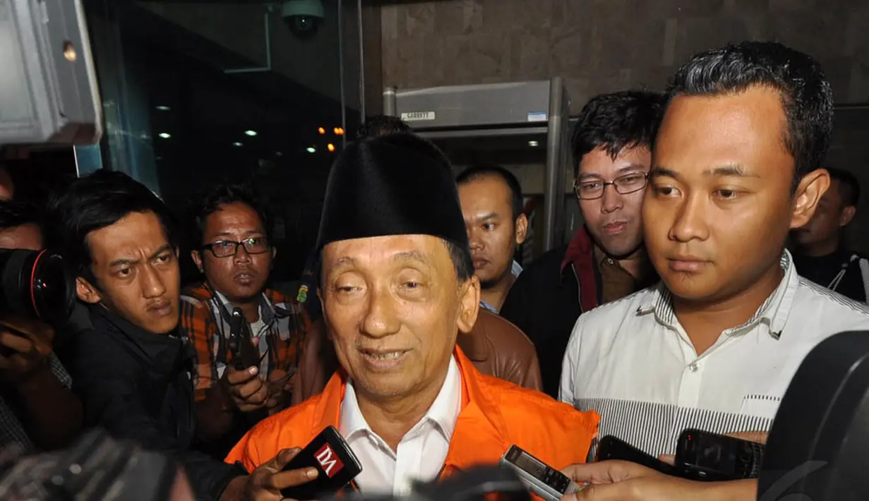 Ketua DPRD Kabupaten Bangkalan, Fuad Amin Imron keluar dari gedung KPK mengenakan rompi berwarna oranye, Jakarta, Selasa (2/12/2014). (Liputan6.com/Miftahul Hayat)