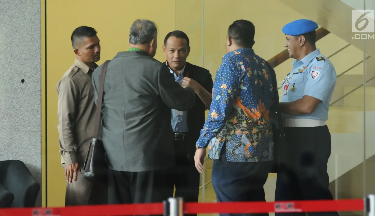 Mantan KSAU Marsekal (Purn) Agus Supriatna (tengah) usai menjalani pemeriksaan di Gedung KPK, Jakarta, Rabu (3/1). Agus memenuhi panggilan KPK sebagai saksi dugaan korupsi pembelian Helikopter AW 101 milik TNI AU. (Liputan6.com/Helmi Fithriansyah)