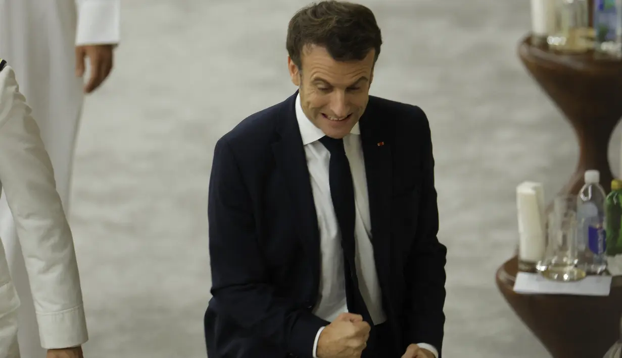 <p>Presiden Prancis Emmanuel Macron berselebrasi setelah Prancis memenangkan pertandingan melawan Maroko pada semifinal Piala Dunia 2022 di Stadion Al Bayt di Al Khor, Qatar, Kamis (15/12/2022). Prancis berhasil melaju ke babak final setelah mengalahkan Maroko 2-0. (AFP/Odd Andersen)</p>