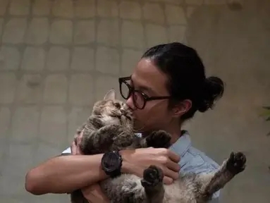 Dikta memberi kecupan gemas pada kucing peliharaanya. Penyanyi yang pernah tergabung dalam band Yovie and Nuno ini memanggil hewan peliharaannya dengan nama Jimbon. (Instagram/@dikta)