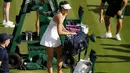 Petenis Rusia Maria Sharapova memasukan raket tenisnya usai pertandingan melawan petenis Prancis, Pauline Parmentier dalam pertandingan tunggal putri di hari kedua Wimbledon Tennis Championships di London, Inggris (2/7/2019). Sharapova harus mengundurkan diri karena cedera. (AP Photo/Tim Irlandia)