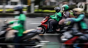 Pengemudi ojek online mengangkut penumpang di depan Stasiun Palmerah, Jakarta, Selasa (6/9/2022). Kementerian Perhubungan (Kemenhub) memastikan segera menerbitkan regulasi kenaikan tarif ojek online (ojol). Hal itu menyusul kenaikan harga bahan bakar minyak (BBM) yang membuat beban operasional transportasi semakin besar. (Liputan6.com/Johan Tallo)