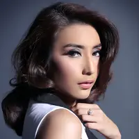 Eksklusif Tyas Mirasih. (Fotografer: Galih W. Satria, Digital Imaging: Muhammad Iqbal Nurfajri Make up and Hair do by Cindy Febriani/Bintang.com)