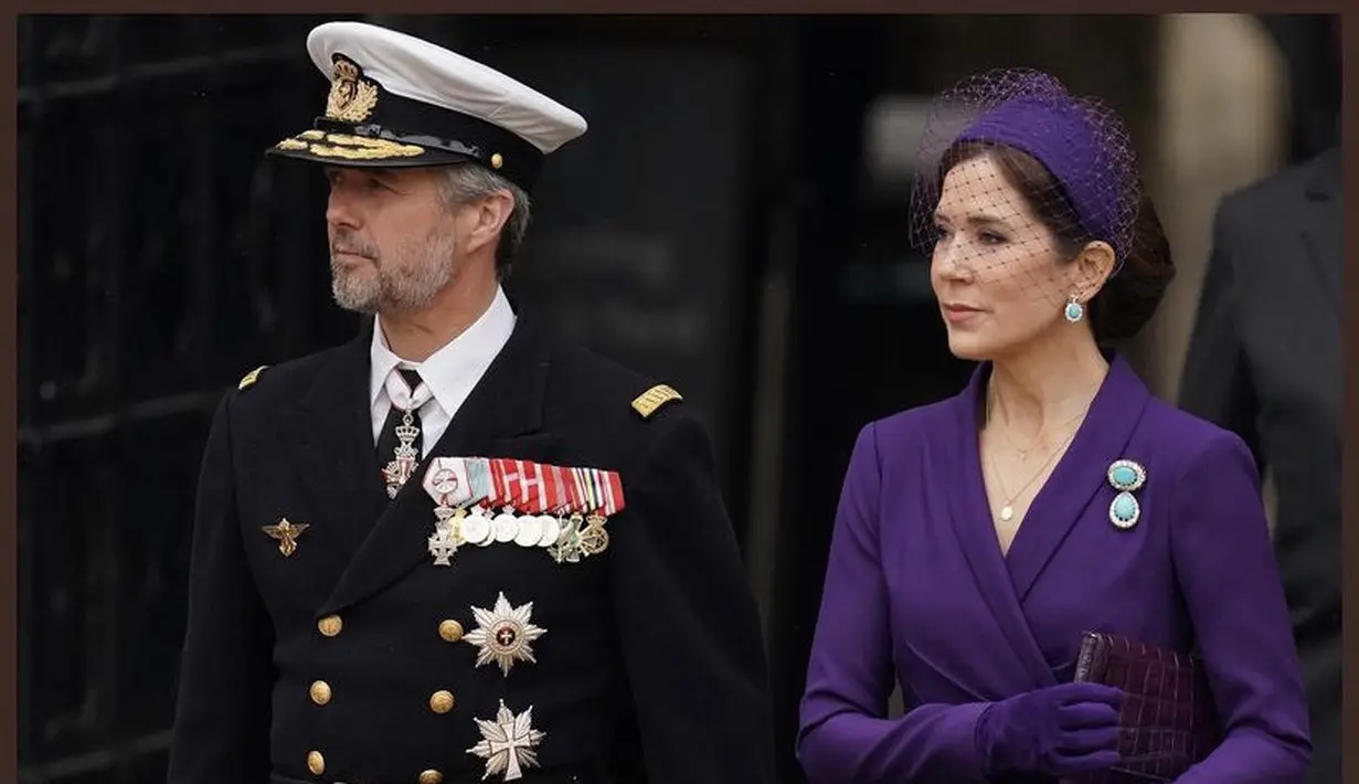 Putri Mahkota dari Denmark Mary, mengenakan gaun ungu yang berkontraksi indah dengan bros turqoise yang merupakan hadiah dari ibu mertuanya, Ratu Margrethe II dari Denmark. Ia mengenakan riasam kepala yang serasi dengan waena bajunya. @dedanskekongehus.