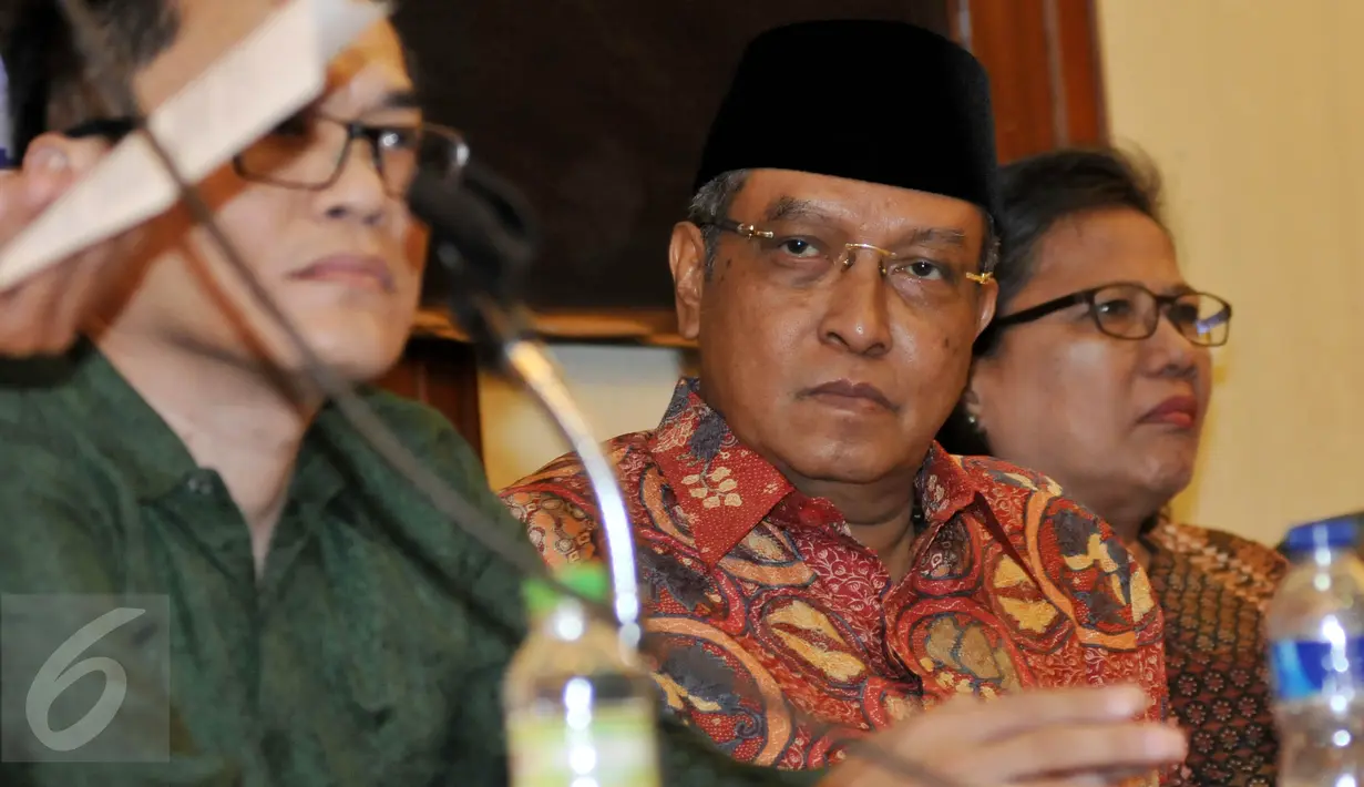Ketum PBNU KH Said Aqil Siroj saat memberikan keterangan pers di PBNU, Jakarta, Jumat (15/1/2016). Preskon ini terkait Apel Kebhinnekaan Lintas Iman Bela Negara "Menolak Radikalisme, Terorisme dan Narkoba" (Liputan6.com/Johan Tallo)