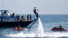 Seorang anggota Sea Doo Club Indonesia melakukan atraksi fly board yang mengibur saat peringatan HUT Kemerdekaan RI ke 71 di Kepulauan Seribu, Jakarta Utara, Rabu (17/8). (Rahmat).  