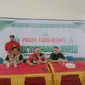 Cak Nanto (tengah) saat menyampaikan keterangan persnya terkait kedatangan Presiden RI Joko Widodo di pembukaan Muktamar XVIII Muhammadiyah di Balikpapan. (Apriyanto/Liputan6.com)