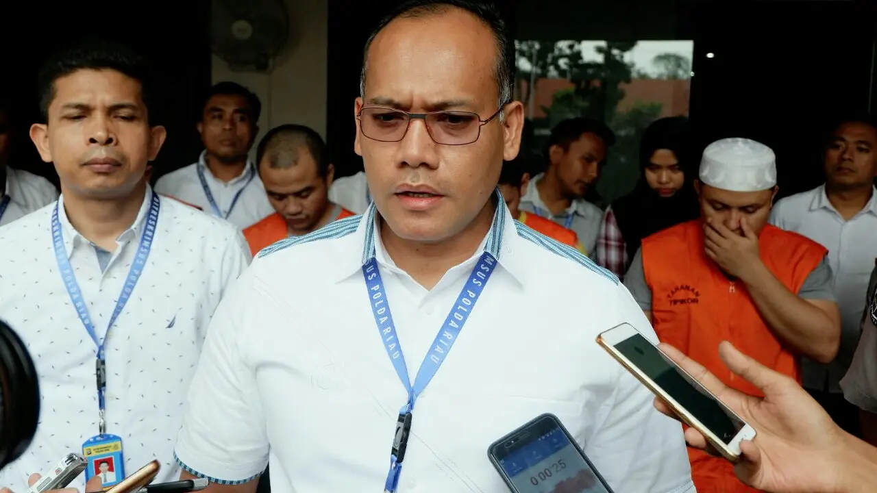 Petinggi Satpol PP Menangis Saat Uang Hasil OTT Diperlihatkan Polisi