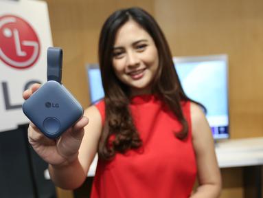 Model menunjukkan perangkat dongle pada pengenalan LG One:Quick Series di Jakarta, Selasa (18/01/2022). LG One:Quick Series membawa perangkat All-in-One Video Conferencing Display bagi kebutuhan bisnis di Indonesia yang fokus pada layar LCD-LED. (Liputan6.com/Fery Pradolo)