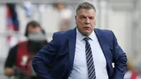 Pelatih Inggris, Sam Allardyce, melakukan debut saat melawan Slovakia. Big Sam menggantikan posisi Roy Hodgson yang mengundurkan diri karena gagal di Piala Eropa 2016. (Reuters/Carl Recine)