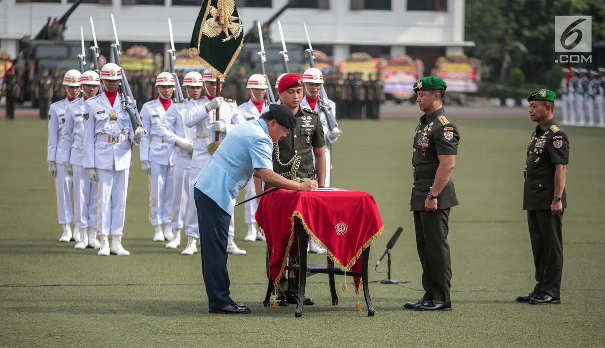 Panglima TNI Marsekal Hadi Tjahjanto menandatangani berkas serah terima jabatan KSAD di Mabes TNI AD, Jakarta, Kamis (29/11). Jenderal Mulyono resmi menyerahkan jabatan KSAD kepada Jenderal Andika Perkasa. (Liputan6.com/Faizal Fanani)