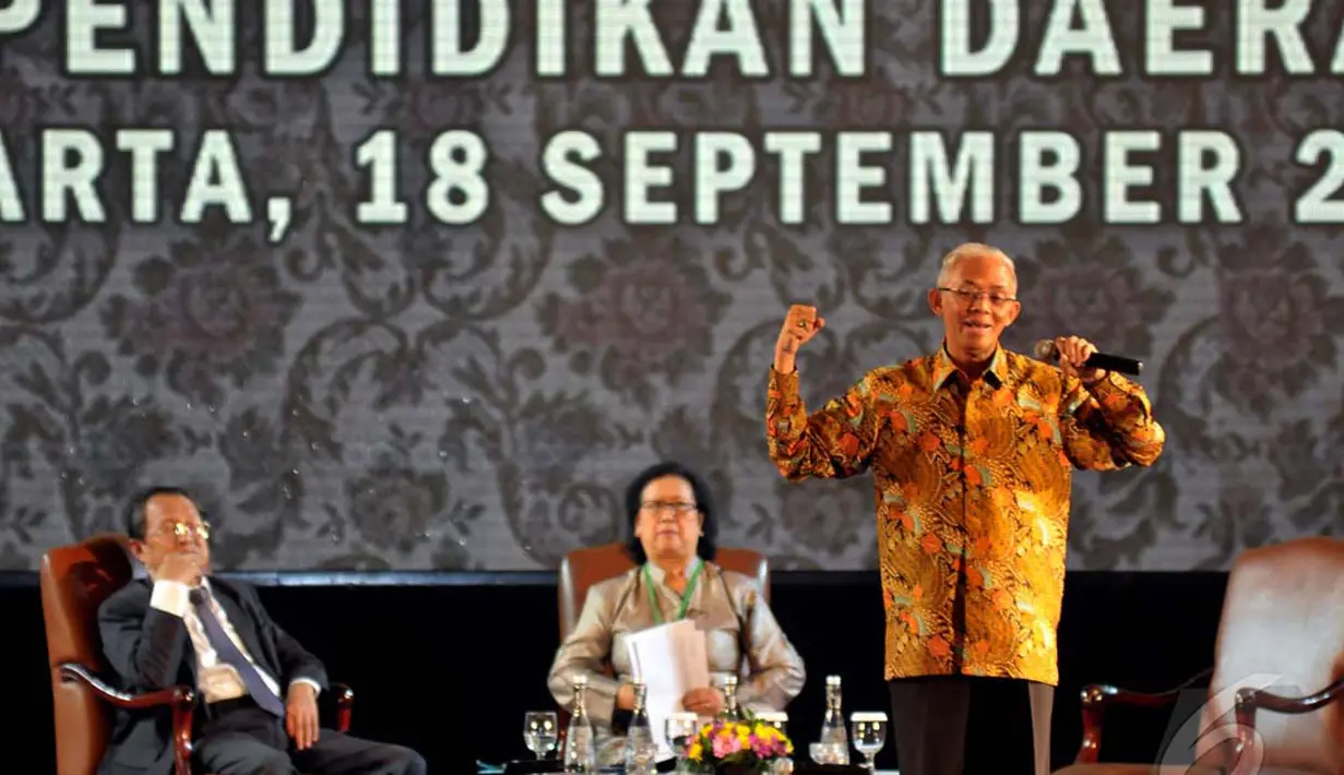 Prof. Arief Rachman (berdiri) saat memberikan motivasi kepada calon guru yang akan mengajar di daerah tertinggal Indonesia, Jakarta, Kamis (18/9/2014) (Liputan6.com/Johan Tallo)