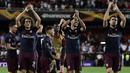 Para pemain Arsenal melakukan selebrasi usai lolos ke final Liga Europa setelah mengalahkan Valencia di Stadion Mestalla, Valencia, Kamis (9/5). Arsenal unggul agregat 7-3 atas Valencia. (AFP/Javier Soriano)