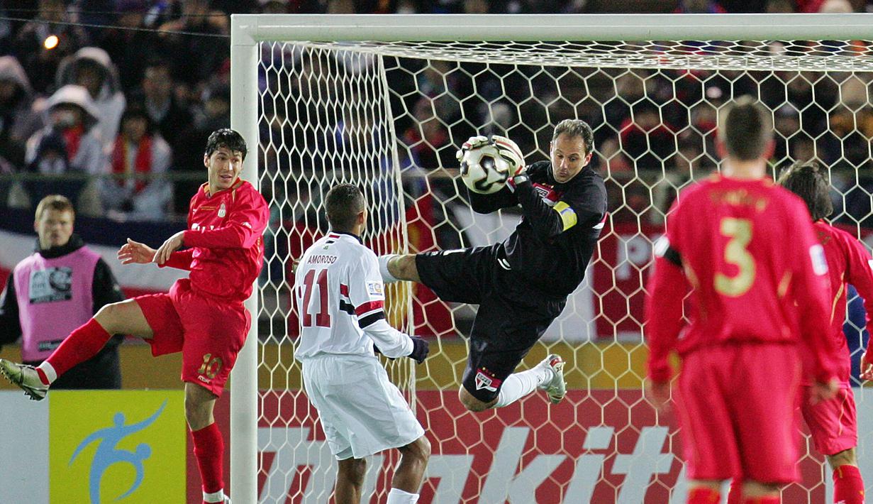 Gelandang Liverpool, Luis Garcia (kiri) gagal memanfaatkan peluang di depan gawang Sao Paulo yang dikawal Rogerio Ceni dalam laga final Piala Dunia Antar-klub 2005 di Yokohama Stadium, Jepang (18/12/2005). Liverpool yang berstatus juara Liga Champions 2004/2005 langsung berlaga di babak semifinal Piala Dunia Antar-klub 2005. Lolos ke final setelah menang 3-0 atas Saprissa, Liverpool akhirnya takluk 0-1 dari Sao Paulo. (AFP/Kazuhiro Nogi)
