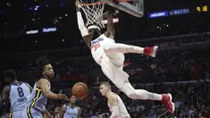 Pemain L. A. Clippers, Willie Reed bergelantungan pada ring usai mencetak poin saat melawan Memphis Grizzlies dalam laga NBA basketball game, di Staples Center, Los Angeles, (2/1/2018). Clippers menang 113-105. (AP/Jae C. Hong)
