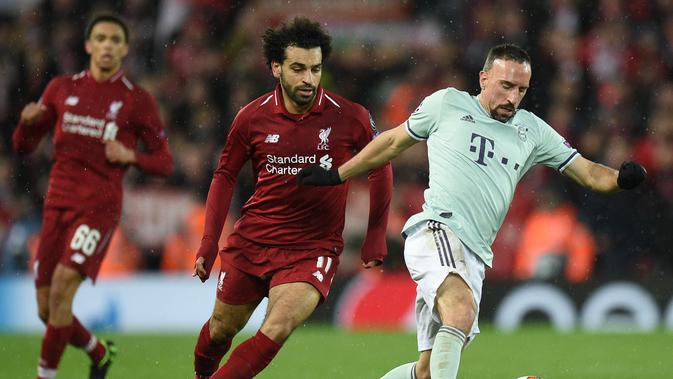 Franck Ribery mencoba melewati Mohamed Salah pada leg 1, babak 16 besar Liga Champions yang berlangsung di stadion Anfield, Liverpool, Rabu (20/2). Liverpool imbang 0-0 kontra Bayern Munchen. (AFP/Oli Scarff)