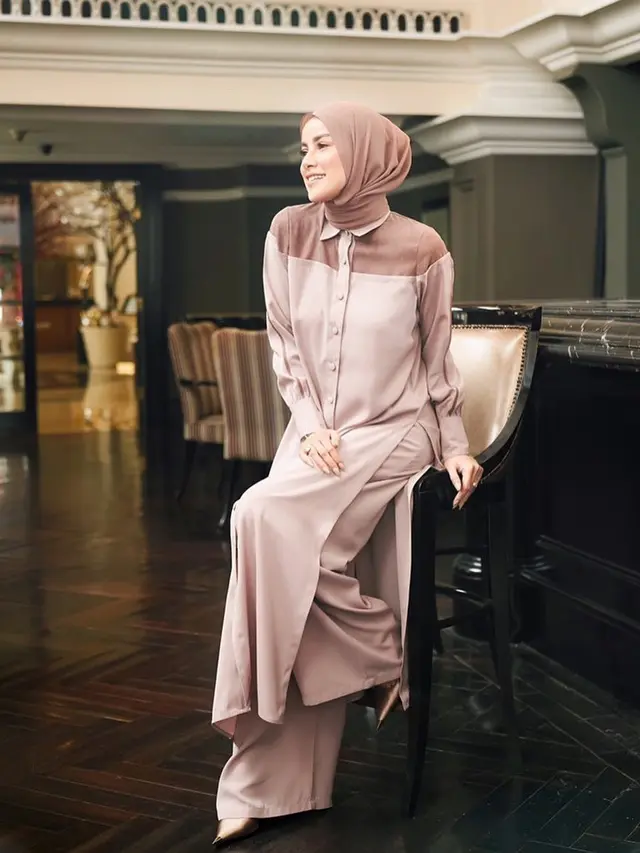 7 Gaya Olla Ramlan saat Pakai Gamis, Tetap Stylish dan Menawan