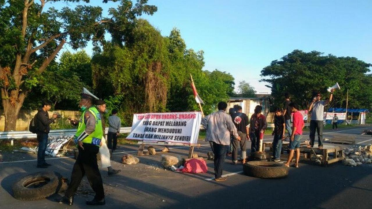 2 Truk Batu Karang Ditumpahkan di Jalan Tol Reformasi, Ada Apa?