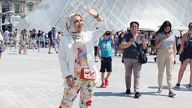 Putuskan Berhijab, Ini 6 Potret Istri Arif 'Mak Beti' yang Memesona