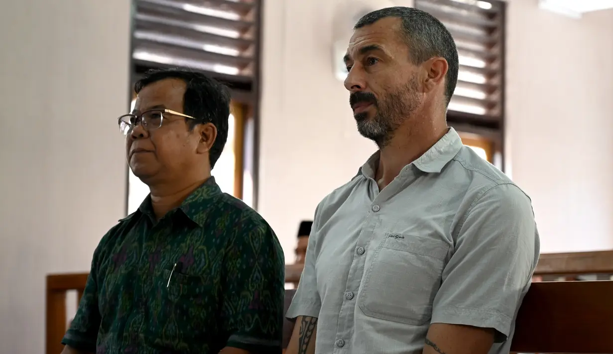 Warga negara Prancis, Samuel Pierre Danguny (kanan) menjalani sidang atas kepemilikan narkoba di Pengadilan Negeri Denpasar, Bali, Kamis (1/8/2019). Pierre diamankan pada 15 Maret 2019 dengan barang bukti berupa 6 paket ganja, 2 paket hasis, dan 1 paket sabu.  (SONNY TUMBELAKA/AFP)