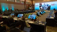 Suasana acara SOM KTT Indian Ocean Rim Association (IORA) 2017 di JCC, Jakarta, Minggu (5/3). Pertemuan tersebut diharapkan akan menghasilkan dokumen IORA Concord, Plan Of Action dari IORA Concord. (IORA Summit 2017 / Rosa Panggabean / pras / AA / 17)