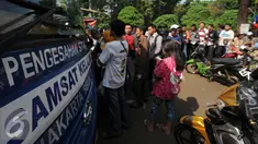 Warga mengantri di Gerai Pelayanan Samsat Keliling di Jalan Kalibata Raya, Jakarta, Senin (11/7). Pasca libur lebaran 2016, gerai Samsat Keliling kembali beroperasi melayani pembayaran pajak kendaraan bermotor. (Liputan6.com/Helmi Fithriansyah)