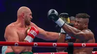 Tyson Fury bertarung melawan Francis Ngannou dalam pertandingan tinju kelas berat di Kingdom Arena, Riyadh, Arab Saudi, Minggu (29/10/2023) pagi WIB. (Fayez NURELDINE / AFP)