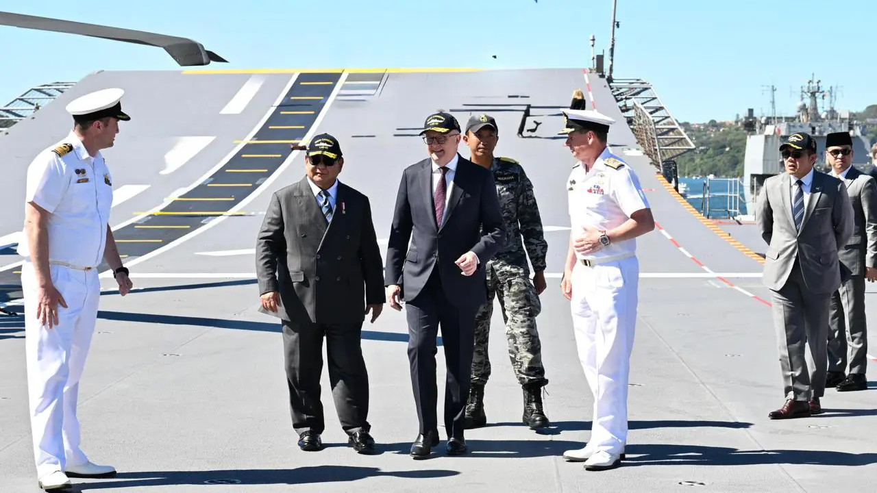 Presiden Prabowo Subianto dan Perdana Menteri (PM) Australia Anthony Albanese meninjau langsung Kapal HMAS Canberra di Garden Island Naval Base, Australia, Rabu (12/11/2025) (Biro Pers)