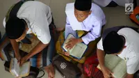 Santri melakukan tadarus Alquran berjamaah di Pesantren Tarbiyah Islamiyah Ar-Raudlatul Hasanah, Medan, Sumatera Utara (21/5). (Liputan6.com/Reza Perdana)