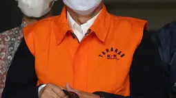 Mantan Dirut PT Pelindo II (Persero) Richard Joost Lino mengenakan rompi tahanan usai diperiksa di gedung KPK, Jakarta, Jumat (26/3/2021). RJ Lino ditetapkan sebagai tersangka pada Desember 2015 lalu dalam dugaan korupsi pengadaan tiga unit Quay Container Crane. (Liputan6.com/Helmi Fithriansyah)