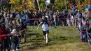 Pemenang tempat pertama Caleb dan Justine Roesler bersaing selama  North American Wife Carrying Championship di Sunday River Resort di Newry, Maine, pada 8 Oktober 2022. (Joseph Prezioso / AFP)