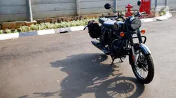 Penyidik Komisi Pemberantasan Korupsi (KPK) menyita sepeda motor Royal Enfield milik mantan Gubernur Jawa Barat (Jabar) Ridwan Kamil. (Liputan6.com/Herman Zakharia)
